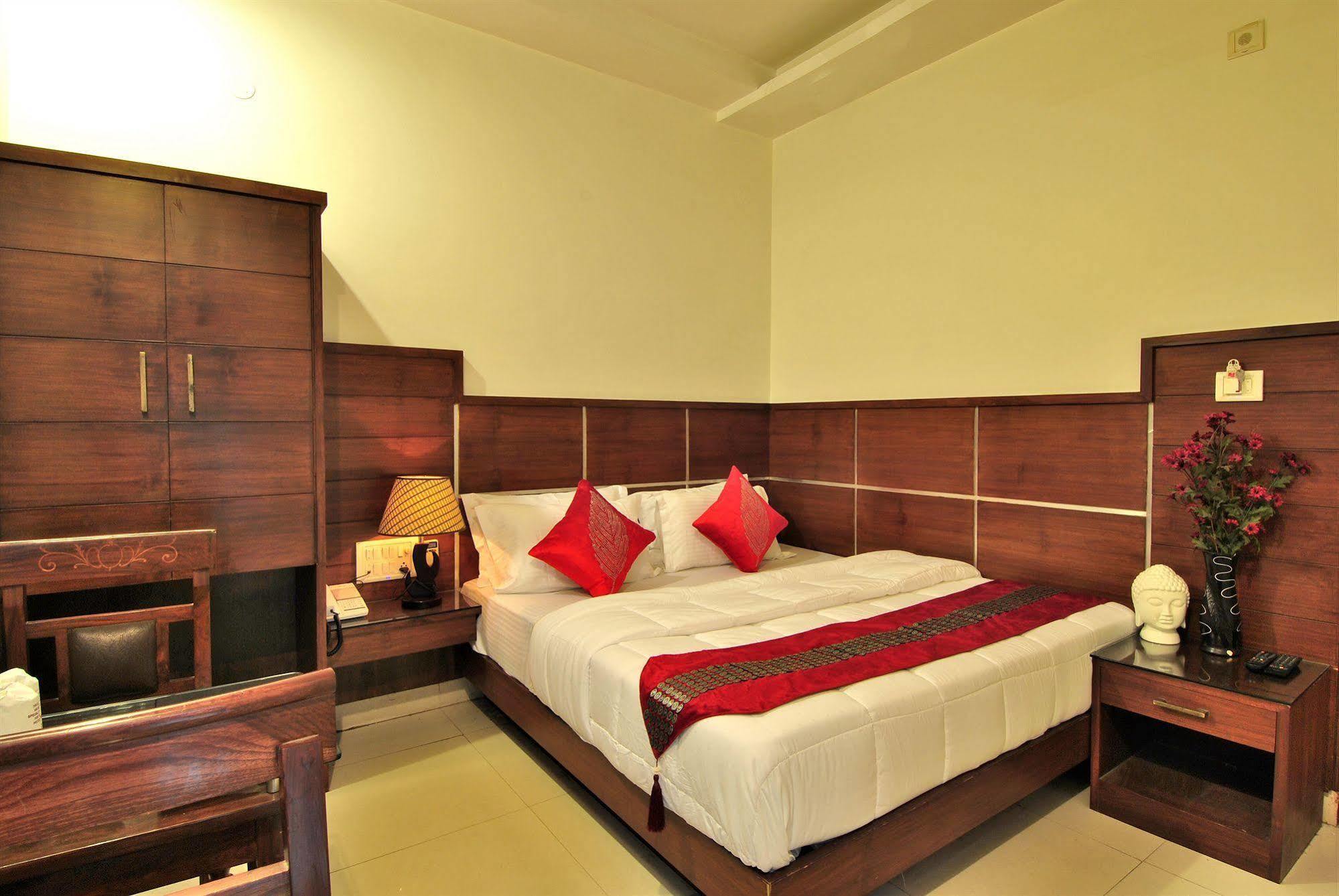 Toronto New Delhi